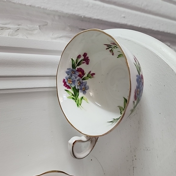 Vintage Royal Standard Princess Louise Teacup and Saucer - Picture 5 of 9